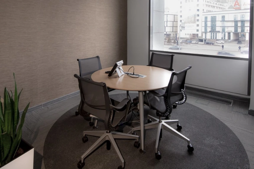 Кресла Herman Miller Setu с круглым столом