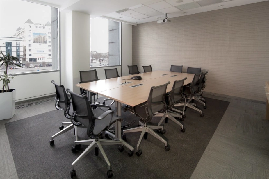 Кресла Herman Miller Setu с исполнительным столом в конференц-зале