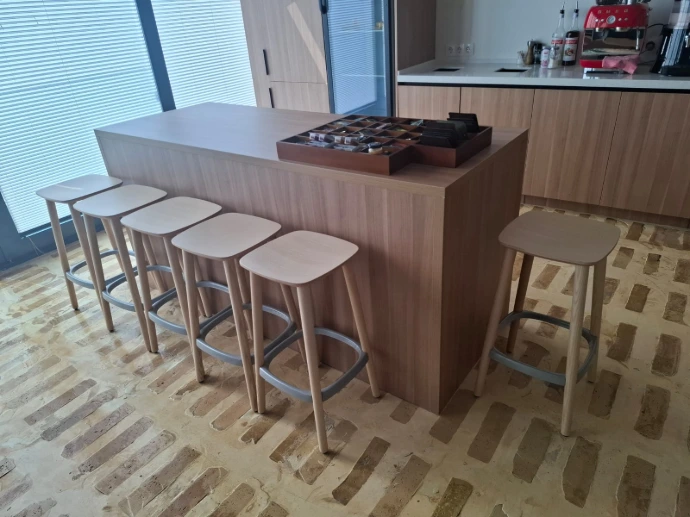 Барный стул Herman Miller — зона гибкого спринта, интернет-технологическая компания СНГ Ташкент