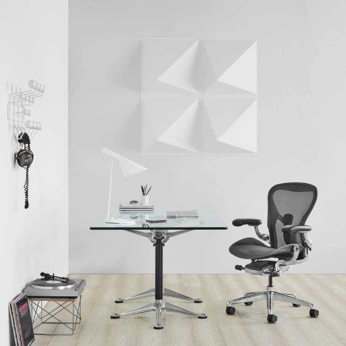 Кресло Herman Miller Aeron в офисной рабочей среде